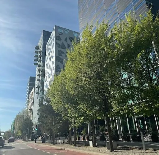 Fancy Apartment By Train Station