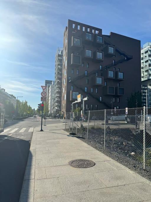 Fancy By Train Station Apartment